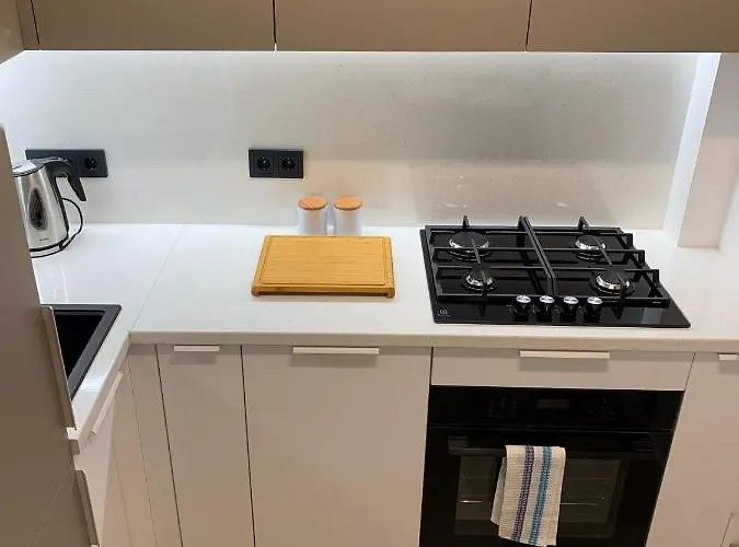 Bright And Lovely 1-bedroom In דירה *